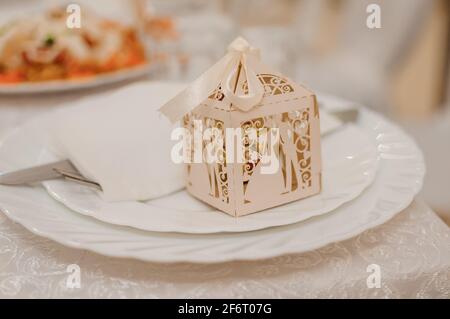 Bonbonnière sur la table de fête. Cadeau sucré pour les invités de mariage Banque D'Images