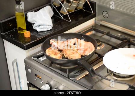 Steak de porc grillé dans une poêle, vue rapprochée. Vue de dessus Banque D'Images