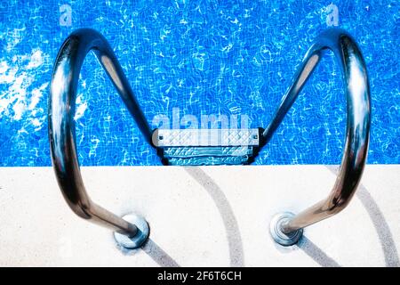 Une piscine avec une échelle en métal pour y accéder et se baigner en été. Banque D'Images