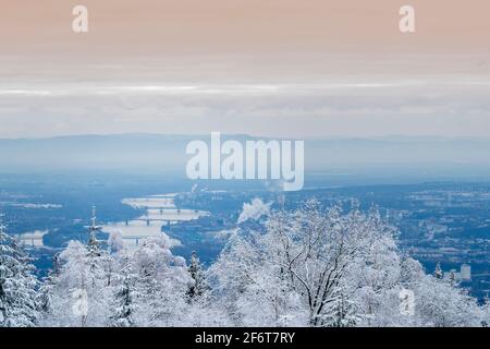 Les quatre ponts au-dessus du Rhin entre Mayence et Wiesbaden, une belle prise de vue matinale d'hiver , une photo entrépiante Banque D'Images