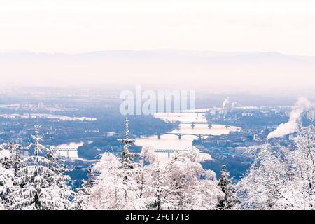 Les quatre ponts au-dessus du Rhin entre Mayence et Wiesbaden, une belle prise de vue matinale d'hiver , une photo entrépiante Banque D'Images