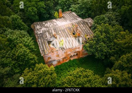 Dziemjanki, région de Gomel, Bélarus. Vue aérienne de la zone de réinstallation de Gerard Nicholas Tchernobyl, un manoir abandonné en ruine. Catastrophe de Tchernobyl Banque D'Images