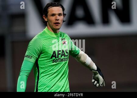 HELMOND, PAYS-BAS - 2 AVRIL : gardien de but Mees Bakker d'AZ U23 lors du match néerlandais Eerste Divisie entre Helmond Sport et Jong AZ à SolarUnie Banque D'Images