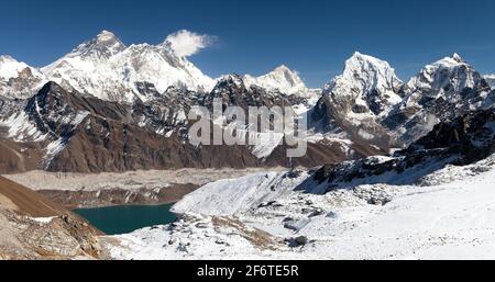 Vue panoramique sur l'Everest, Lhosse, Makalu et le lac Gokyo depuis le col de Renjo la - chemin vers le camp de base de l'Everest, randonnée de trois passes, vallée de Khumbu, Sagarmatha n Banque D'Images