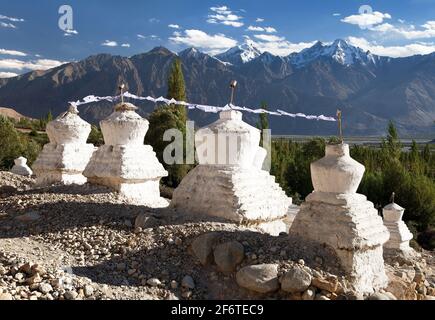 Vue sur les stupas bouddhistes dans la vallée de Nubra, Ladakh, Jammu et Cachemire, Inde du Nord Banque D'Images