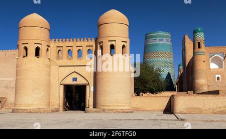 Mur d'Itchan Kala (Ichon Qala) - porte ouest (ATA Darvoza) - Khiva (Chiva, Heva, Xiva, Chiwa, Khiveh) - province de Xorazm - Ouzbékistan - ville sur le sil Banque D'Images