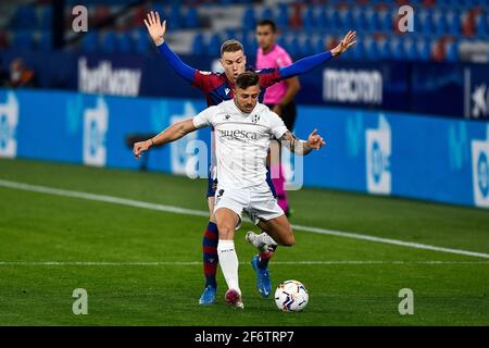 VALENCE, ESPAGNE - 2 AVRIL : Carlos Clerc de Levante UD et Pablo Maffeo Becerra de SD Huesca pendant le match de la Liga Santander entre Levante UD et Banque D'Images