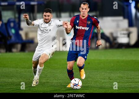 VALENCE, ESPAGNE - 2 AVRIL : Javier Galan Gil de SD Huesca et son Francisco Javier Hidalgo de Levante UD pendant le match de la Liga Santander entre Lév Banque D'Images