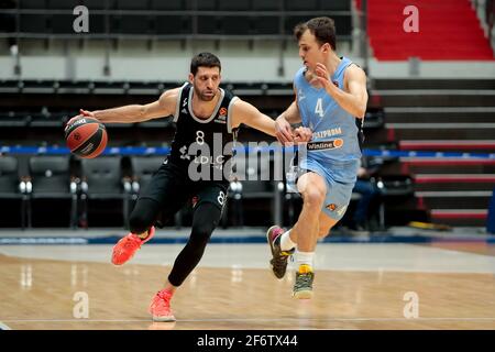 SAINT-PÉTERSBOURG, RUSSIE - 2 AVRIL : Antoine Diot de LDLC ASVEL Villeurbanne et Kevin Pangos de BC Zenit pendant le match EuroLeague Basketball entre Banque D'Images