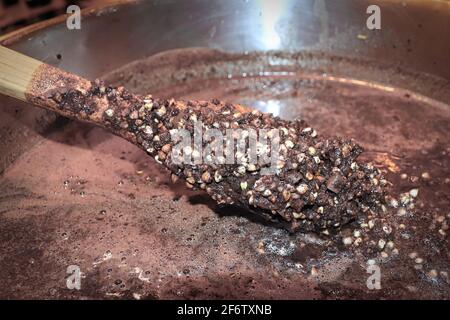 Une cuillerée de sarrasin pour la saucisse de sang Banque D'Images