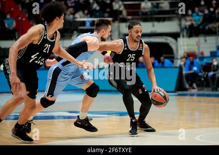 SAINT-PÉTERSBOURG, RUSSIE - 2 AVRIL : William Howard de LDLC ASVEL Villeurbanne et Mateusz Ponitka de BC Zenit pendant le match de basket-ball de l'EuroLeague Banque D'Images