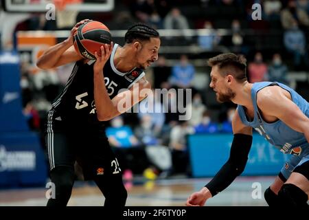 SAINT-PÉTERSBOURG, RUSSIE - 2 AVRIL : William Howard de LDLC ASVEL Villeurbanne et Mateusz Ponitka de BC Zenit pendant le match de basket-ball de l'EuroLeague Banque D'Images