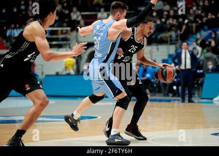 SAINT-PÉTERSBOURG, RUSSIE - 2 AVRIL : William Howard de LDLC ASVEL Villeurbanne et Mateusz Ponitka de BC Zenit pendant le match de basket-ball de l'EuroLeague Banque D'Images