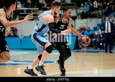 SAINT-PÉTERSBOURG, RUSSIE - 2 AVRIL : William Howard de LDLC ASVEL Villeurbanne et Mateusz Ponitka de BC Zenit pendant le match de basket-ball de l'EuroLeague Banque D'Images