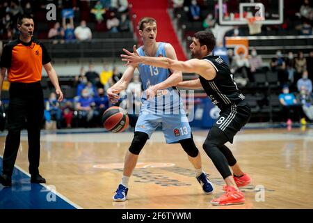 SAINT-PÉTERSBOURG, RUSSIE - 2 AVRIL : Dmitry Khvostov de BC Zenit et Antoine Diot de LDLC ASVEL Villeurbanne pendant le match de basket-ball de l'Euroligue Banque D'Images