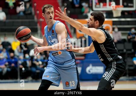 SAINT-PÉTERSBOURG, RUSSIE - 2 AVRIL : Dmitry Khvostov de BC Zenit et Antoine Diot de LDLC ASVEL Villeurbanne pendant le match de basket-ball de l'Euroligue Banque D'Images