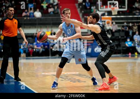 SAINT-PÉTERSBOURG, RUSSIE - 2 AVRIL : Dmitry Khvostov de BC Zenit et Antoine Diot de LDLC ASVEL Villeurbanne pendant le match de basket-ball de l'Euroligue Banque D'Images