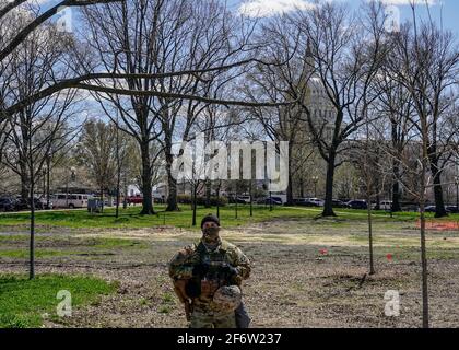 Un soldat tient une garde sur le terrain du Capitole un peu plus de cent mètres devant la porte nord où une voiture conduite par Noah Green, 25 ans, a envahi la barrière nord au Capitole des États-Unis le 2 avril 2021 à Washington, DC. L'attaque a coûté la vie à l'officier William 'Billy' Evans et a blessé un autre officier lors d'une attaque à la porte du Nord par Noah Green, 25 ans, qui a fait entrer son véhicule dans la Barricade du Nord. Le suspect, Noah Green, a été tué par balle par la police pendant l'incident. Photo de Jemal Comtesse/UPI Banque D'Images