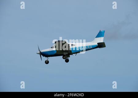 Piper PA-28-181 en vol au-dessus de l'aéroport de Gloucestershire, Gloucester, Royaume-Uni Banque D'Images