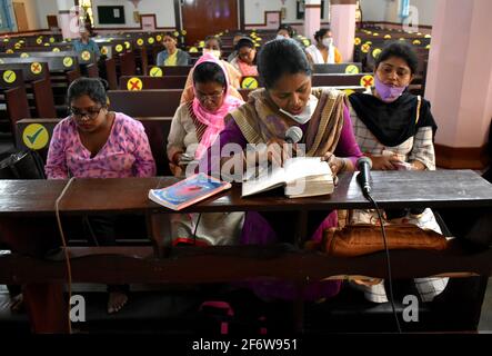 Kolkata, Inde. 02 avril 2021. Un groupe de femmes prie à l'intérieur d'une église le Vendredi Saint, à Kolkata. (Photo de Sudipta Das/Pacific Press) crédit: Pacific Press Media production Corp./Alay Live News Banque D'Images