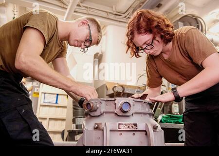 ZONE D'EXPLOITATION DE LA 5E FLOTTE DES ÉTATS-UNIS (NOV 16, 2018) technicien en électronique aéronautique 3e classe Anthony Javarone, à gauche, et Aviation Electronics