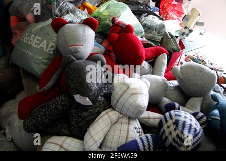 Mexico, Mexique. 30 mars 2021. Le couturier, Irma de la Parra, fabrique un ours en peluche fabriqué avec les vêtements d'une victime, qui a perdu la bataille contre Covid19, 250 ours en peluche du souvenir ont été livrés. Le concept est apparu le 27 janvier 2021, de sorte que les familles puissent se souvenir de leur parent avec un objet fait avec un vêtement de leur parent qui est mort. Le 30 mars 2021 à Mexico, Mexique. (Photo d'Eyepix/Sipa USA) crédit: SIPA USA/Alay Live News Banque D'Images