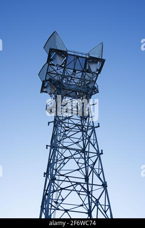 vue sur une tour de relais à micro-ondes avec ciel bleu arrière-plan Banque D'Images