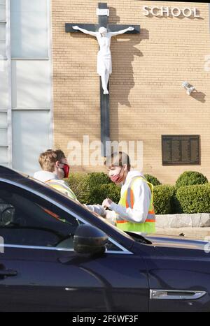 Brentwood, États-Unis. 02 avril 2021. Les bénévoles prennent des commandes de repas à des clients dans leur voiture le vendredi Saint, à l'école St. Mary Magdalenn à Brentwood, Missouri, le vendredi 2 avril 2021. En raison des restrictions de COVID-19, l'église ne peut servir que le repas populaire de lenten en passant par. Les organisateurs disent que plus de 500 voitures traverseront et que 2000 morceaux de poisson seront servis. Photo par Bill Greenblatt/UPI crédit: UPI/Alay Live News Banque D'Images