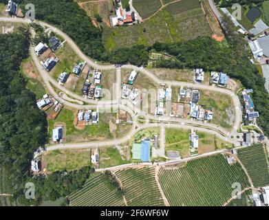 Vue panoramique sur la communauté clôturée dans le sud du Brésil entouré par les forêts et les plantations Banque D'Images