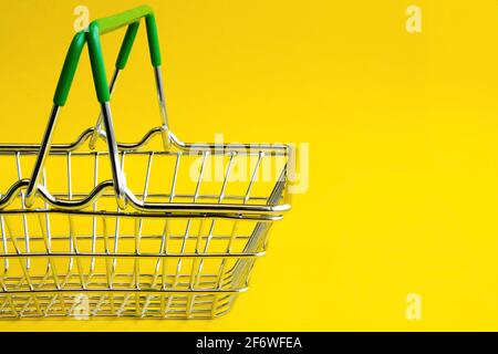 Le panier à provisions est vide. Panier en métal pour les achats en magasin. Empilage de produits. Banque D'Images