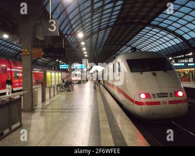 ICE Am Abend im Bahnhof Berlin-Spandau Banque D'Images