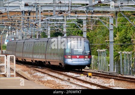 Ligne Tung Chung Adtranz–CAF train EMU approchant la station MTR de Sunny Bay, Hong Kong Banque D'Images