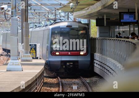 MTR Rotem EMU se tirant vers la station MTR Sunny Bay (欣澳站), île Lantau, Hong Kong Banque D'Images