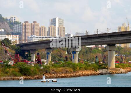 Pont de chemin de fer Rambler Channel, portant la ligne Tung Chung et Airport Express, Hong Kong Banque D'Images