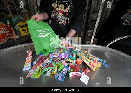 Mitchell Cohen, propriétaire d'un Candy économique, a étendu le contenu de son forfait Pâques Candycare Pack Pâques rempli d'une variété de bonbons et chocolats différents, préemballés pour les prochaines vacances de Pâques, sur le Lower East Side de Manhattan, New York, NY, le 2 avril 2021. En affaires depuis 1937 et transportant des bonbons du monde entier et de différentes générations, le propriétaire Mitchel Cohen prend les commandes d'un chariot installé devant la porte d'entrée 7 jours par semaine, demandant aux gens de porter des masques et d'utiliser librement l'assainisseur disponible pour les mains. (Photo par Anthony Behar/Sipa USA) Banque D'Images