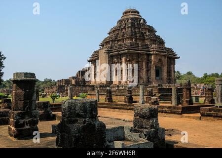 Konark, Inde - 2021 février : personnes visitant le Temple du Soleil à Konark le 12 février 2021 à Odisha, Inde. Banque D'Images