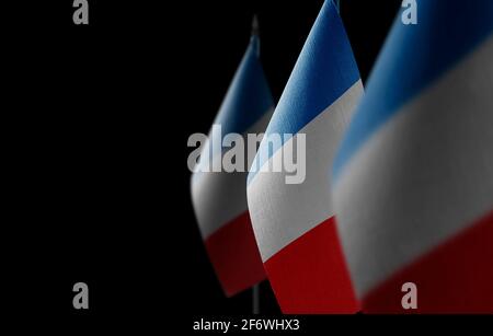 Petits drapeaux nationaux de la France sur fond noir Banque D'Images