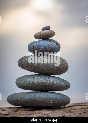 Cairn sur Ruby Beach, la plage la plus au nord des plages du sud dans la section côtière du parc national Olympique dans l'État américain de Washington. Banque D'Images