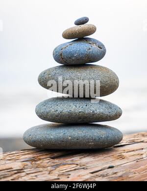 Cairn sur Ruby Beach, la plage la plus au nord des plages du sud dans la section côtière du parc national Olympique dans l'État américain de Washington. Banque D'Images