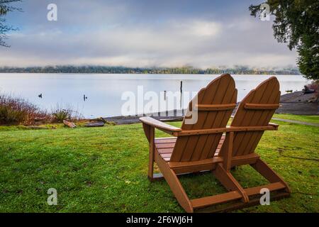 Le Lake Quinault Lodge est un hôtel historique situé sur la rive sud-est du lac Quinault, dans la forêt nationale olympique de Washington, aux États-Unis. L'hôtel était b Banque D'Images