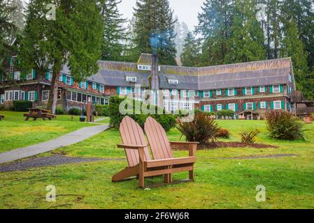 Le Lake Quinault Lodge est un hôtel historique situé sur la rive sud-est du lac Quinault, dans la forêt nationale olympique de Washington, aux États-Unis. L'hôtel était b Banque D'Images