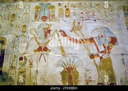 L'Égypte antique peint hiéroglyphique sculpture montrant le dieu du monde inférieur - Osiris avec l'ibis dirigé dieu Thoth, qui est associé à la sagesse Banque D'Images