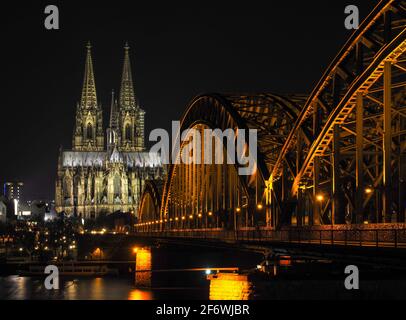 Vue de Cologne Deutz à la cathédrale de Cologne et au pont Hohenzollernbridge Le Rhin Banque D'Images