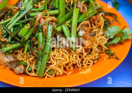 Assiette de délicieux plats de nouilles et de légumes sautés au rasoir Banque D'Images