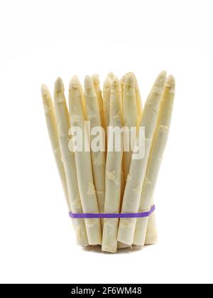 Bouquet d'asperges blanches fraîches isolées sur fond blanc Banque D'Images