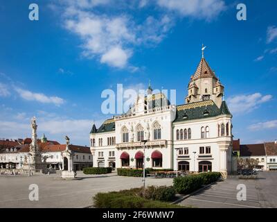 Place principale de Korneuburg et hôtel de ville dans le centre de la ville à Weinviertel. Coeur d'une petite ville célèbre en Autriche. Banque D'Images