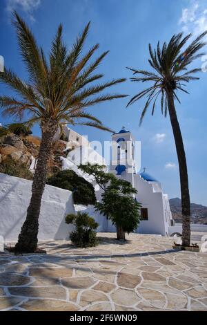 Belle église blanchie à la chaux à côté des palmiers dans les cyclades d'iOS Grèce Banque D'Images