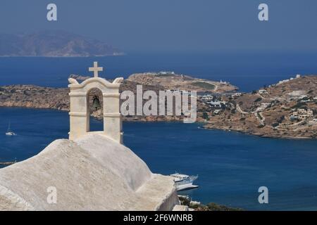 Vue panoramique depuis le toit d'une chapelle grecque orthodoxe Dans les cyclades iOS Banque D'Images