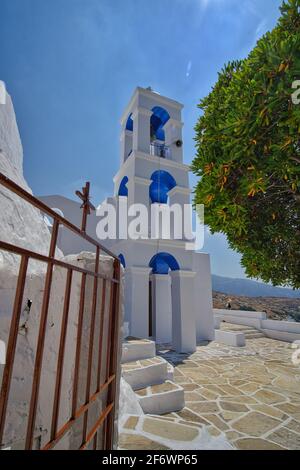 Belle église cycladique dans iOS Grèce ensoleillé Banque D'Images