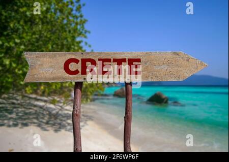 Route en bois de Crète panneau contre la plage avec sable blanc et fond d'eau turquoise. Voyage en Grèce concept. Banque D'Images